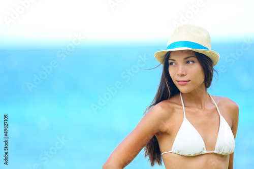 Photo: Woman beach portrait looking to side Woman beach portrait looking to side