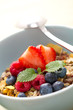 Müsli mit Beeren in blauer Schale