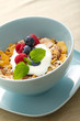Müsli mit Beeren in blauer Schale