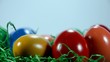 Bunte Ostereier im Nest