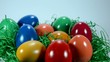 Bunte Ostereier im Nest
