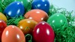 Bunte Ostereier im Nest
