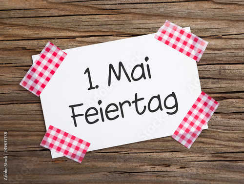 Photo: Klebestreifen Zettel auf Holz 1. MAI FEIERTAG Klebestreifen Zettel auf Holz 1. MAI FEIERTAG