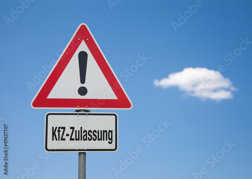 Photo: Achtung Schild mit Wolke KFZ-ZULASSUNG Achtung Schild mit Wolke KFZ-ZULASSUNG