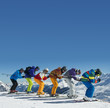 Gruppe Skifahrer in Abfahrtshocke