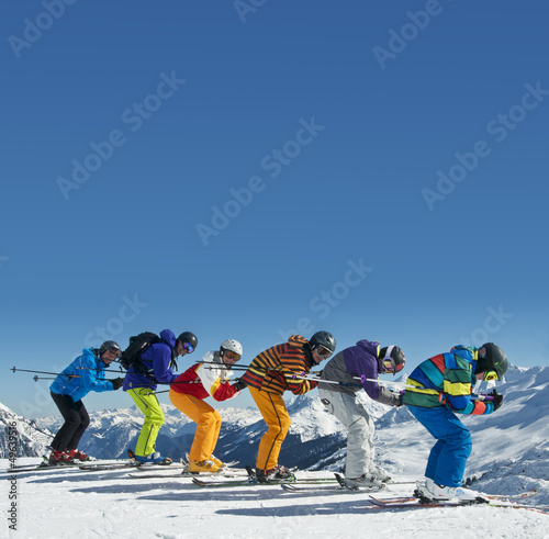 Photo: Gruppe Skifahrer in Abfahrtshocke Gruppe Skifahrer in Abfahrtshocke