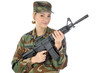 Junge Frau in Armeeuniform hält Gewehr