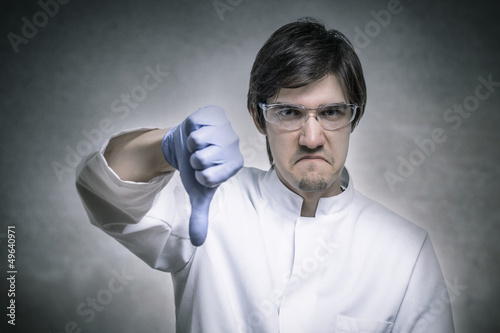 Photo: Zorniger Wissenschaftler hält seinen Daumen nach unten Zorniger Wissenschaftler hält seinen Daumen nach unten