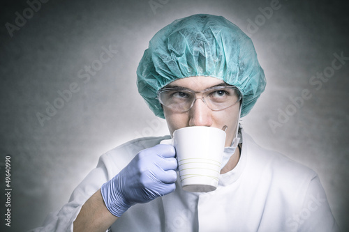 Photo: Chirug trinkt aus einer Tasse Chirug trinkt aus einer Tasse
