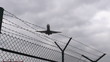 Flugzeug im Landeanflug überfliegt Stacheldraht - Zeitlupe