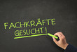 Foto: Fachkräfte gesucht - auf Kreidetafel Fachkräfte gesucht - auf Kreidetafel