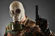 Soldat mit Gasmaske hält Pistole