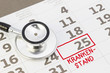 Krankenstand - Konzept mit Kalender und Stethoskop