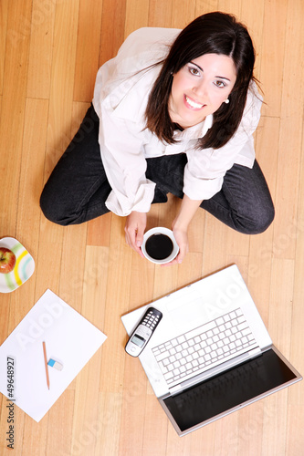 Photo: Frau mit Kaffee und Laptop Frau mit Kaffee und Laptop