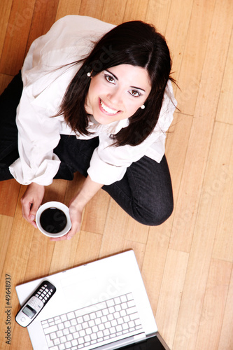 Photo: Frau mit Kaffee und Laptop Frau mit Kaffee und Laptop