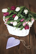 Korb voller Tulpen mit Herz
