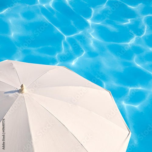 Photo: Parasol blanc, fond bleu piscine carré Parasol blanc, fond bleu piscine carré
