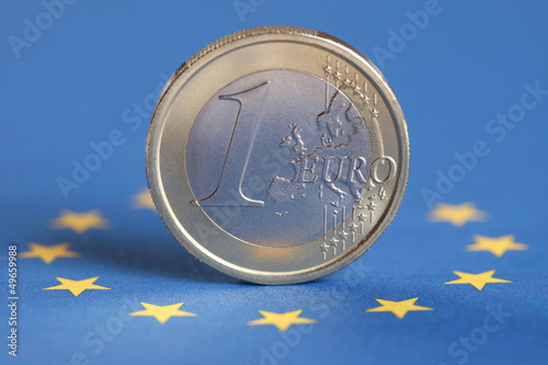Photo: 1 Euro und Europa Flagge 1 Euro und Europa Flagge