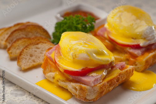 Photo: eggs benedict on bread with tomato and ham eggs benedict on bread with tomato and ham