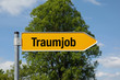 Gelber Pfeil mit Baum TRAUMJOB
