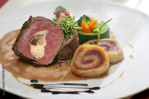Photo: Rentier mit Maronen-Thymian-Füllung und Preiselbeer-Sauce Rentier mit Maronen-Thymian-Füllung und Preiselbeer-Sauce