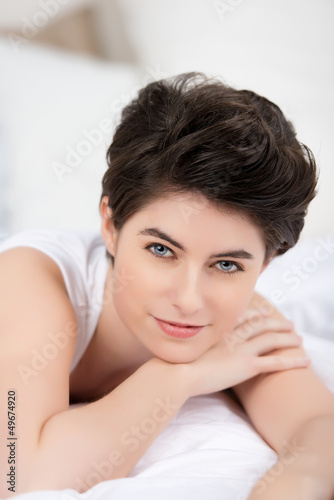 Photo: schöne frau liegt auf dem bett schöne frau liegt auf dem bett