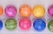 Bunte Ostereier in Kunststoffverpackung