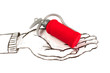 main portant un extincteur