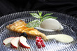 Apfeltarte mit Creme Fraiche Eis und gezuckerten Beeren