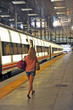 Mujer joven en la estación de tren