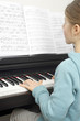 Kind spielt Musikinstrument