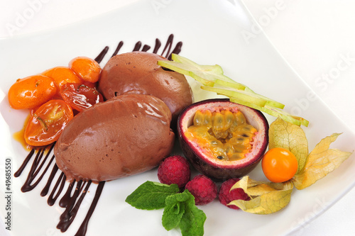 Photo: Schoko Eis mit Früchten und karamellisierten Tomaten - Nachtisch Schoko Eis mit Früchten und karamellisierten Tomaten - Nachtisch