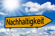 Wegweiser mit Nachhaltigkeit und Sonne