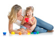 Foto: kid girl and mother playing together with cup toys kid girl and mother playing together with cup toys