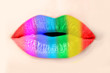 Bouche féminine, maquillage arc en ciel