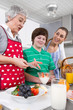 Familie - Enkel mit Großmutter in der Küche - gesunde Ernährung