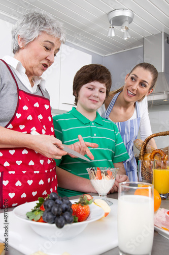 Photo: Familie - Enkel mit Großmutter in der Küche - gesunde Ernährung Familie - Enkel mit Großmutter in der Küche - gesunde Ernährung