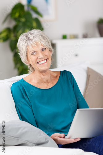 Photo: moderne seniorin mit laptop moderne seniorin mit laptop