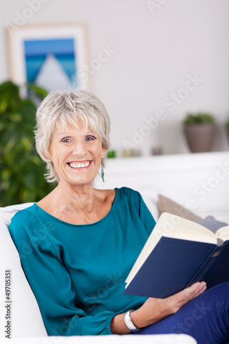 Photo: lächelnde seniorin liest ein buch lächelnde seniorin liest ein buch