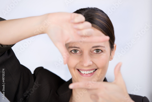 Photo: frau schaut durch fingerrahmen frau schaut durch fingerrahmen