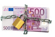 Euro-Geldscheine mit Kette und Vorhängeschloss