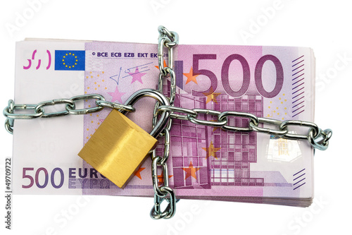 Photo: Euro-Geldscheine mit Kette und Vorhängeschloss Euro-Geldscheine mit Kette und Vorhängeschloss