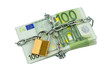 Euro-Geldscheine mit Kette und Vorhängeschloss