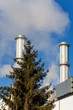 Industrieschlot mit Baum