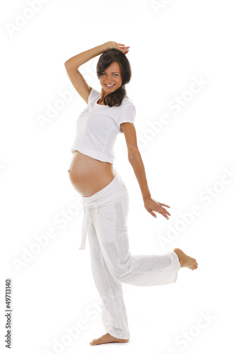 Photo: Glückliche schwangere Frau tanzt - pregnant woman dancing Glückliche schwangere Frau tanzt - pregnant woman dancing