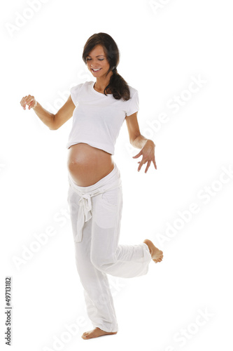 Photo: Glückliche schwangere Frau tanzt - pregnant woman dancing Glückliche schwangere Frau tanzt - pregnant woman dancing