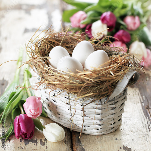 Photo: Osterkörchen mit weißen Eiern Osterkörchen mit weißen Eiern