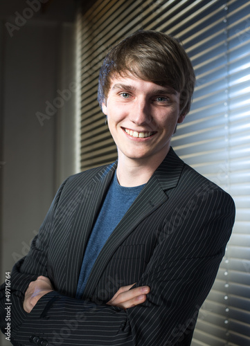 Photo: Junger Mann im Büro Junger Mann im Büro