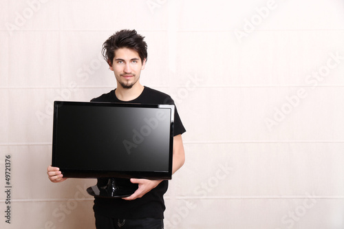 Photo: Mann mit Fernseher Mann mit Fernseher