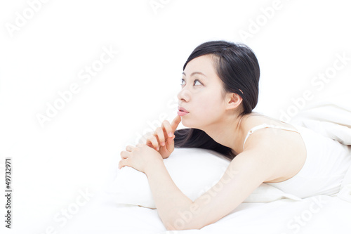Photo: 考え事をする女性 考え事をする女性